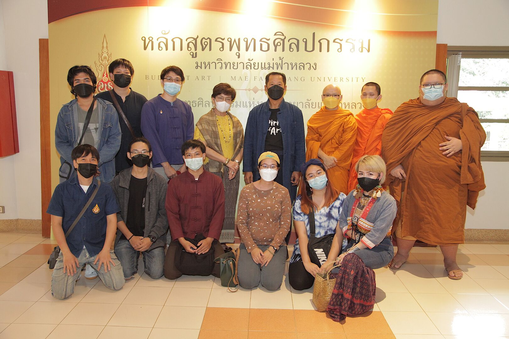 อ.เฉลิมชัย โฆษิตพิพัฒน์ ให้เกียรติวิพากษ์ผลงานผู้เรียนหลักสูตรระยะสั้น สาขาวิชาพุทธศิลปกรรม มฟล.