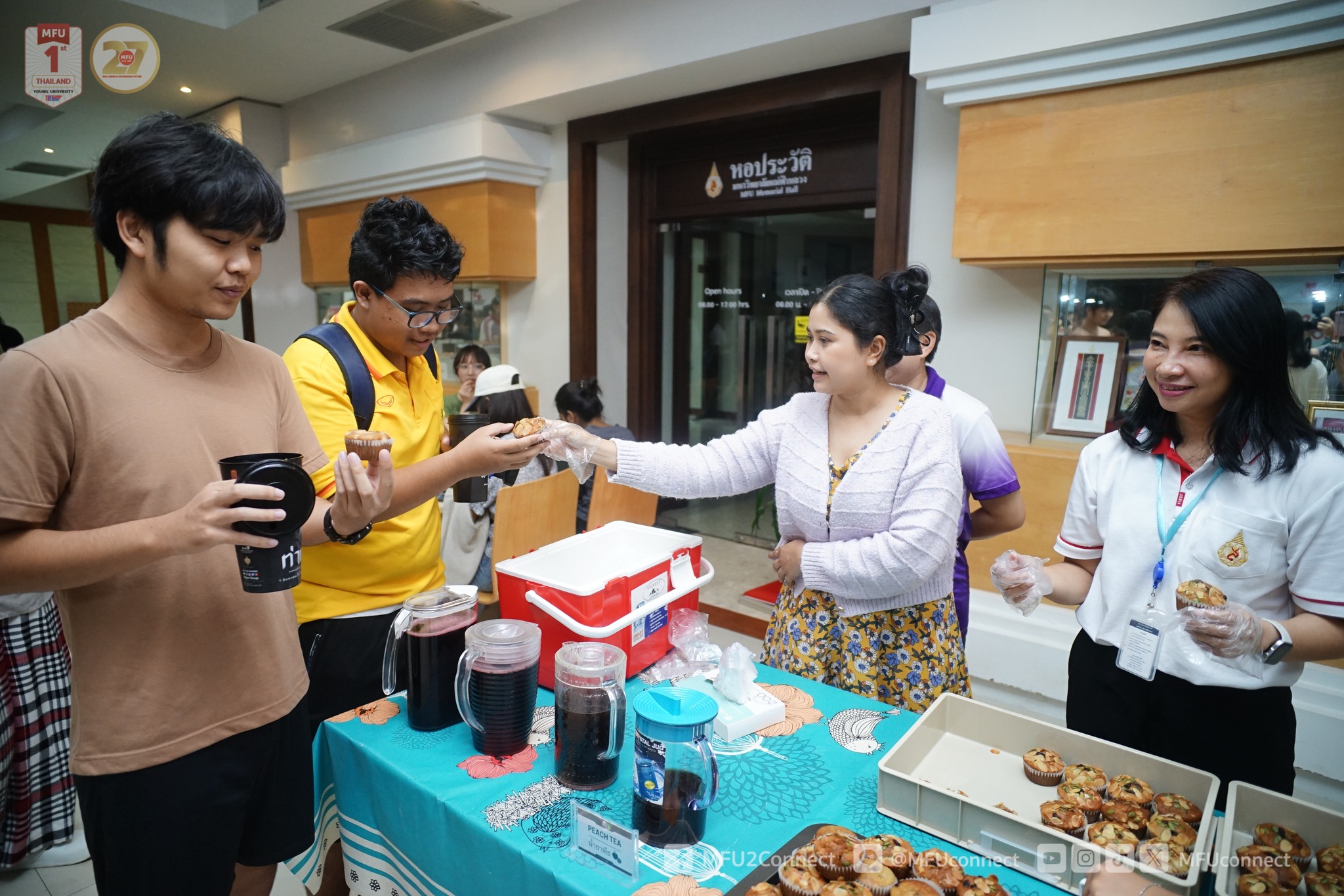 ห้องสมุด มฟล. ชวนนักศึกษาอ่านหนังสือเตรียมสอบกลางภาค และแจกของว่างเป็นกำลังใจ พร้อมขยายเวลาเปิดให้บริการช่วงสอบ