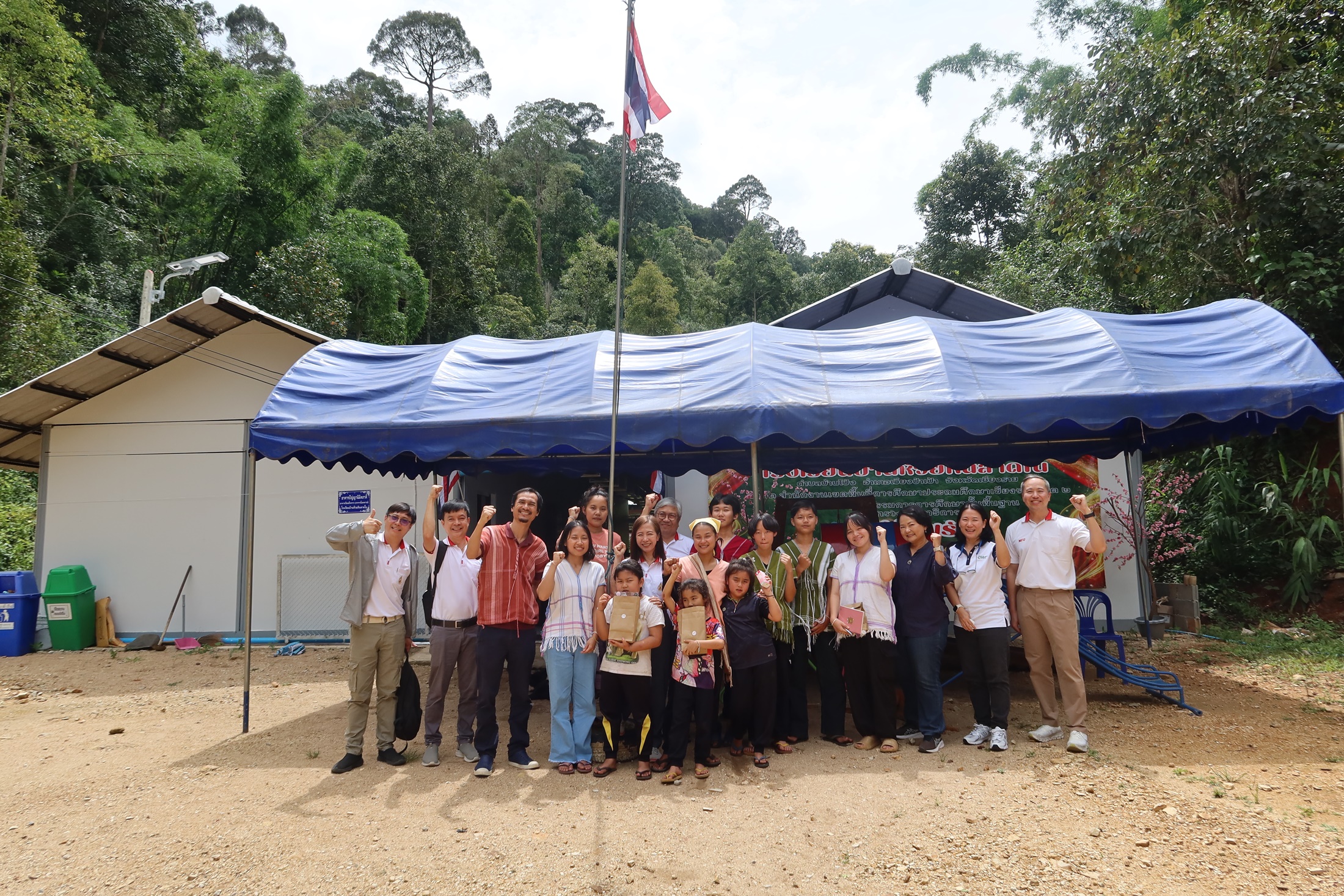 มฟล.-อพท. ลงพื้นที่ฝึกซ้อมแผนการรับมือภัยพิบัติบ้านห้วยหินลาดใน ภายใต้กิจกรรมการประชุมเชิงปฏิบัติการการพัฒนาความร่วมมือด้านการออกแบบเพื่อการรับมือและฟื้นตัวจากภัยพิบัติอย่างยั่งยืนในเชียงราย โครงการส่งเสริมการท่องเที่ยวเชิงสร้างสรรค์และวัฒนธรรม ปี 2568