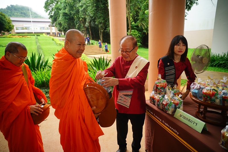 มฟล. ฉลองครบรอบ 27 ปี ตักบาตรพระสงฆ์ 160 รูป